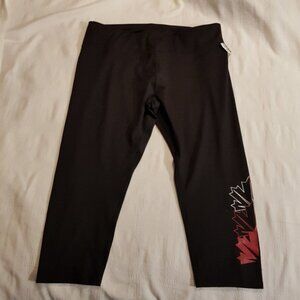 Women's black Maple leaf designed capri leggings size XL